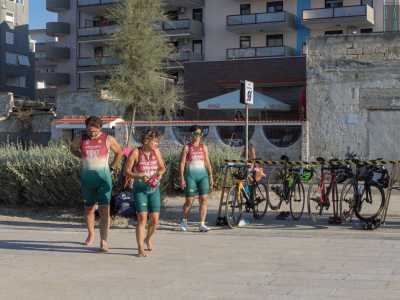 Gli atleti allontanandosi dalla zona cambio allestita per l'occasione, si avvicinano alla spiaggia. 